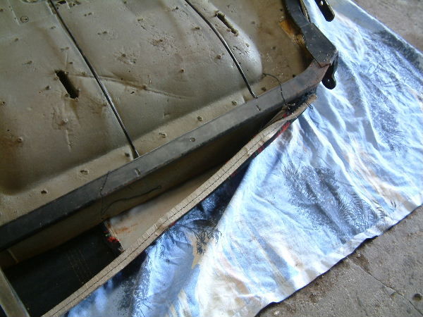 Soulever la structure métallique pour retirer l'ensemble de la housse et de la mousse