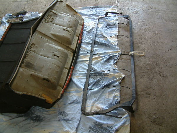 La housse est maintenue avec la mousse sans la structure métallique