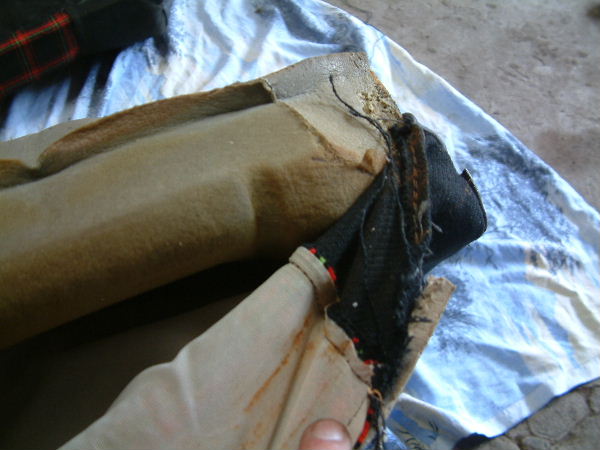 Commencer par séparer la housse de la mousse par la partie basse (la moins épaisse)