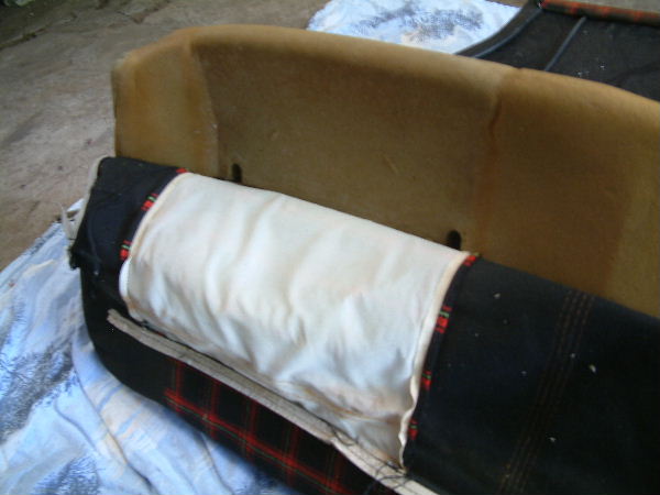 A cet endroit le tissu est maintenu à la mousse par deux crochets