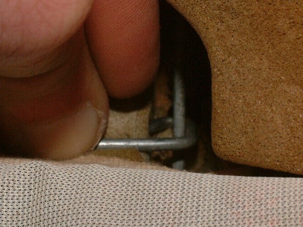 Poussez la tige avec votre pouce et tirer la deuxième avec votre index pour enlever le crochet