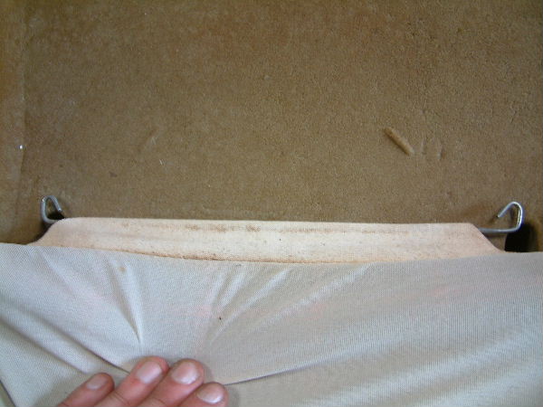 Une fois les deux côtés retirés, vous pouvez remettre la tige en place pour ne pas la perdre