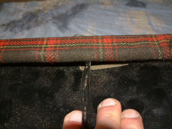 Enlever le contour en carton le long du dossier en appuyant sur le fond puis tirer le tissu