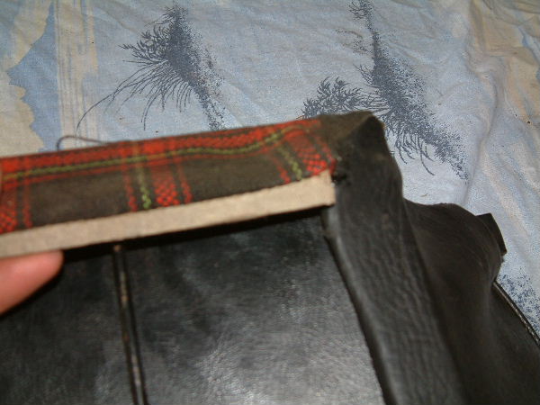 Comme pour l'assise la partie en carton sur tout le contour du dossier