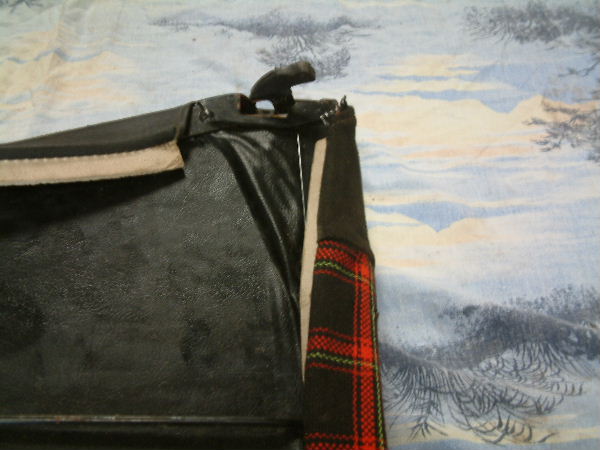 Commencer à enlever la housse par le système de verouillage