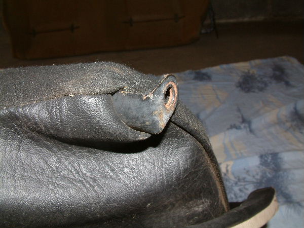 La partie basse de la housse passe autour de la structure