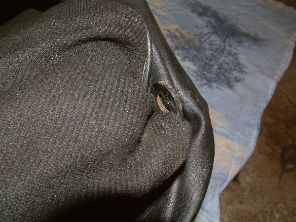 Tirer la housse de chaque côté de la structure