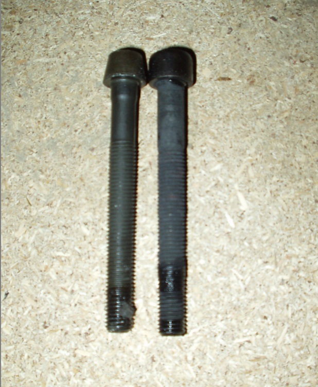 La vis Oettinger à gauche, l' EG à droite