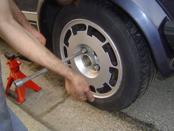 Désserrage de la roue.