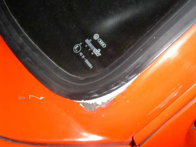 La baie de pare-brise déjà bien attaquée